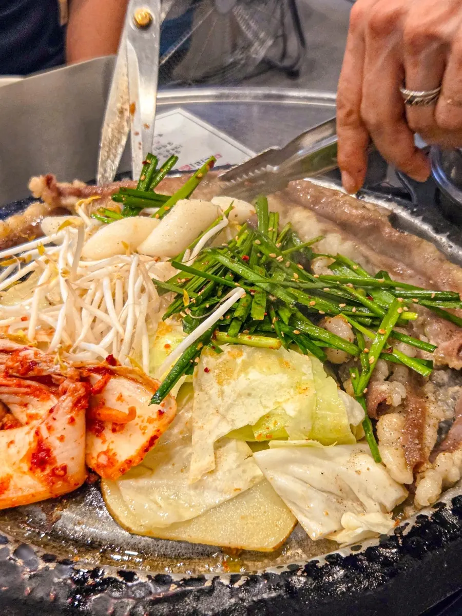 익기 시작한 곱창 불판