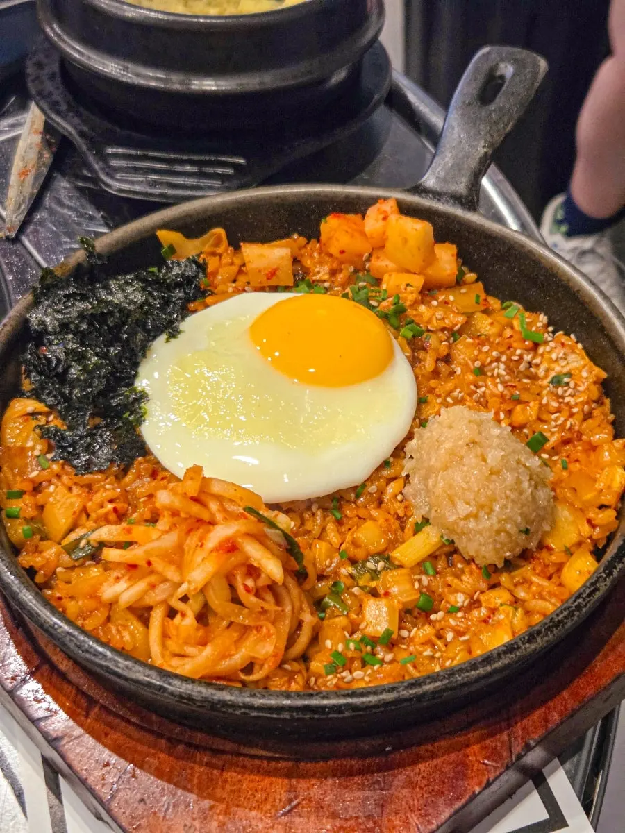 구워지는 곱창 근접 사진