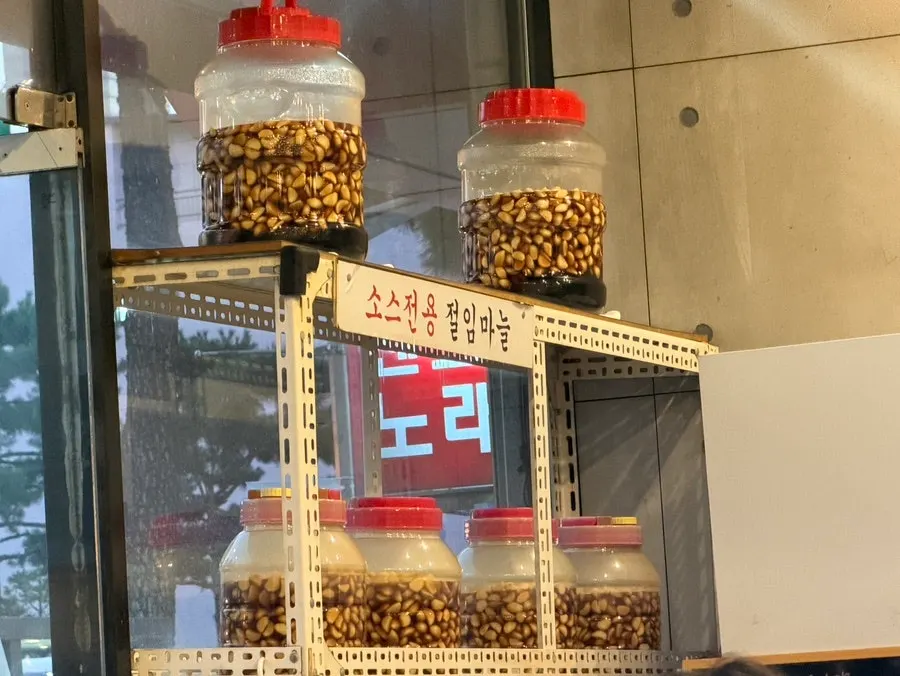 진성한우곱창 특제 소스와 생수가 놓인 테이블