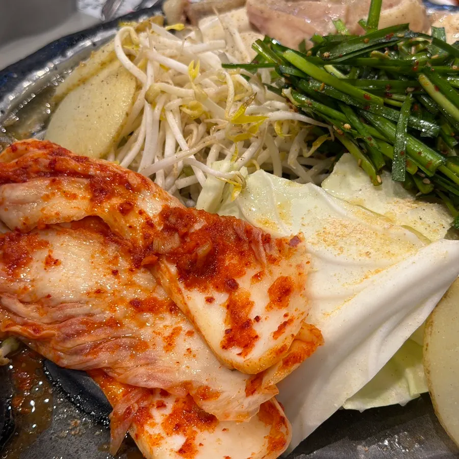 매장에서 직접 담근 김치 반찬 세팅