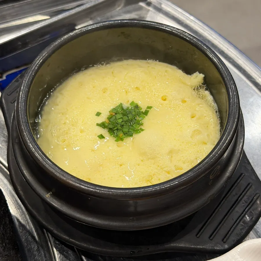 이모님이 잘라준 곱창과 서비스 계란찜
