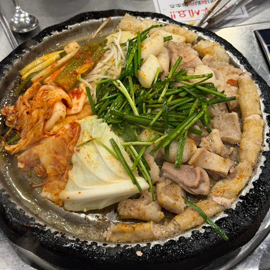 기름 빼고 약불로 줄인 불판 위 곱창
