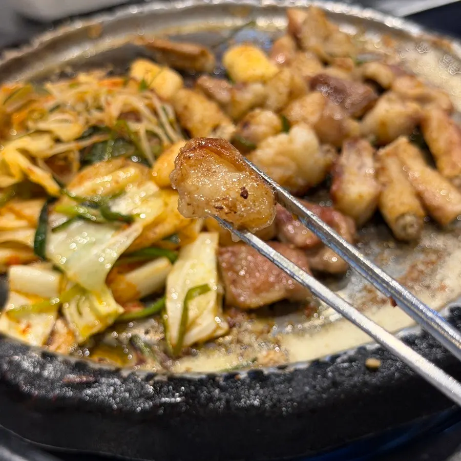 도톰하게 구워진 한우 막창과 떡