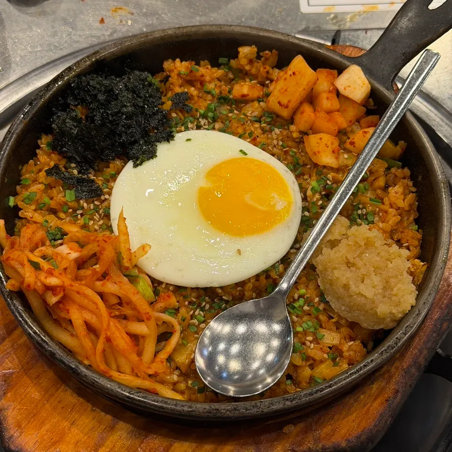 미나리와 고추, 김치를 올린 곱창 한 쌈
