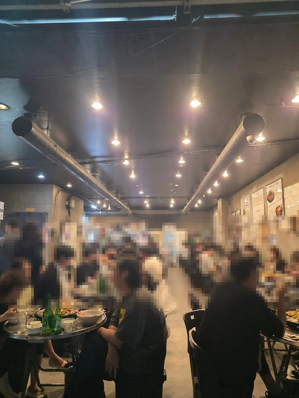 매장 앞에서 기다리는 손님들