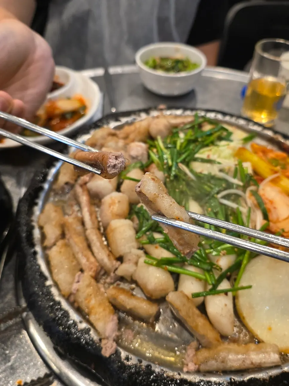 불판에 올라간 한우곱창과 부추 숙주 떡 감자