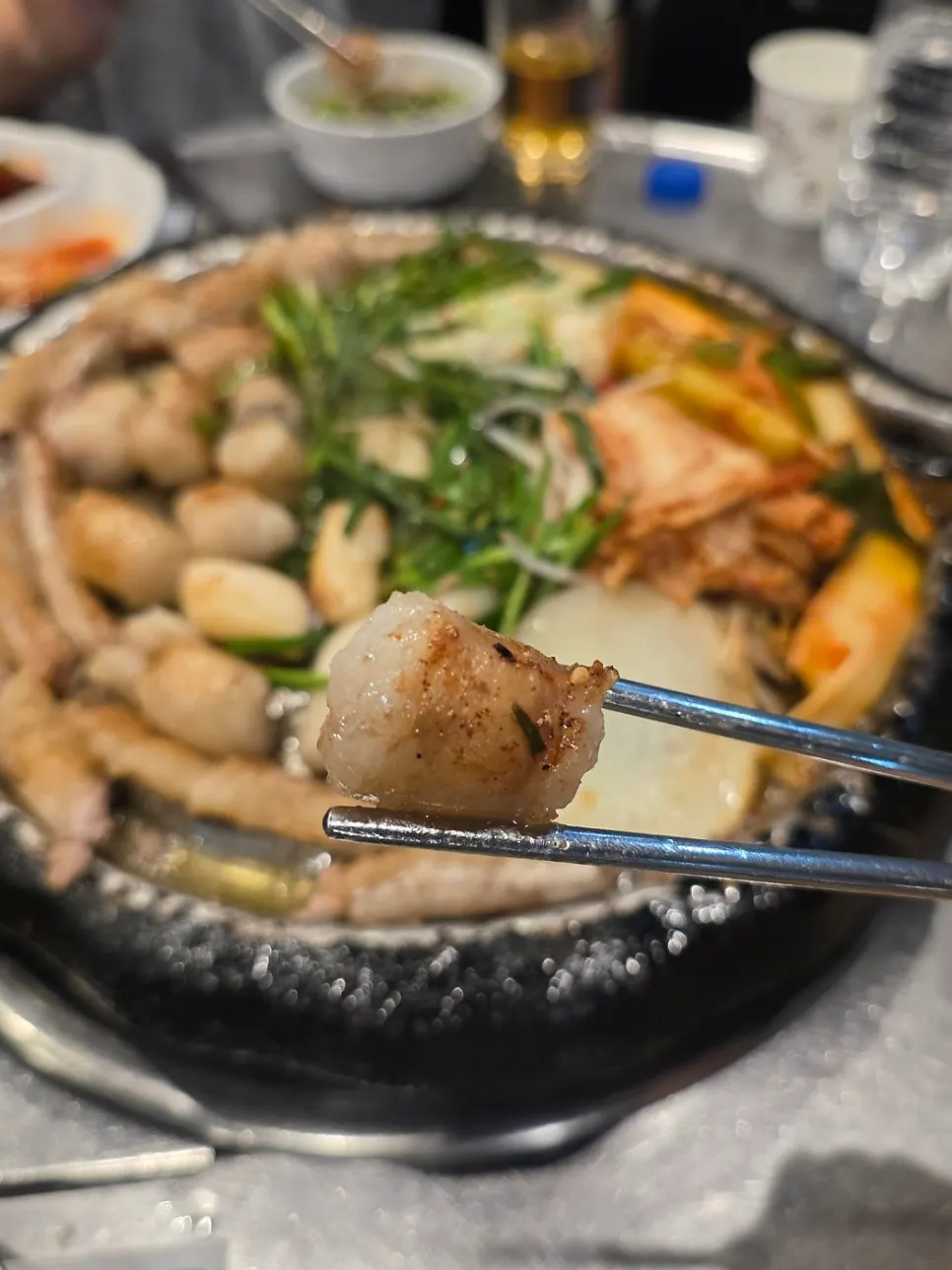 반으로 자른 곱 가득한 한우곱창