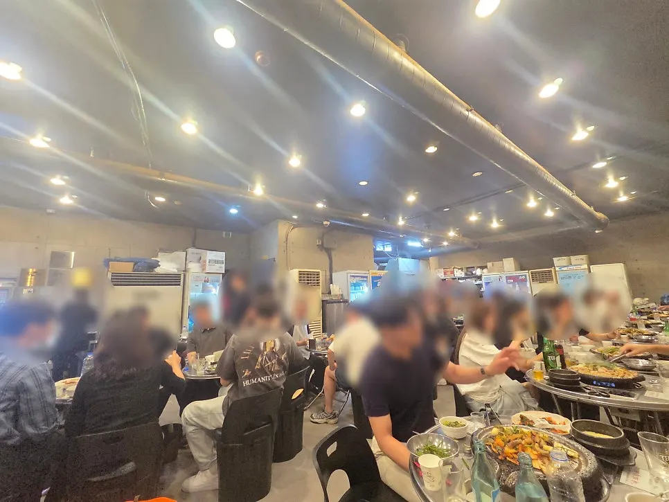 손님으로 가득 찬 진성한우곱창 신당직영점 홀