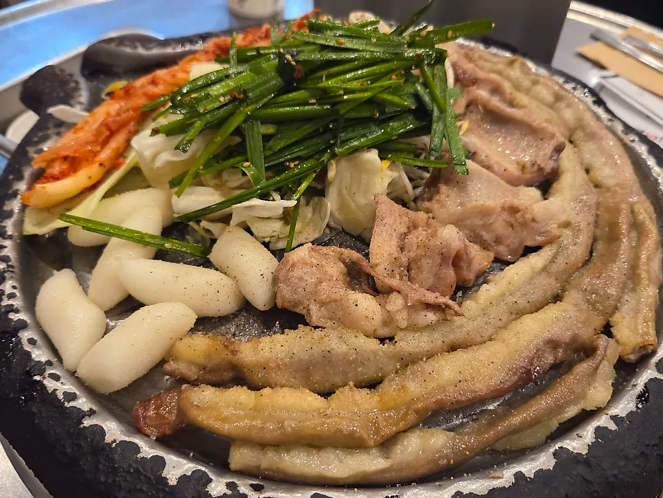 초벌구이되어 나온 한우곱창과 막창 한 판