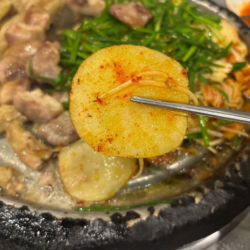 곱창 기름에 구워진 감자