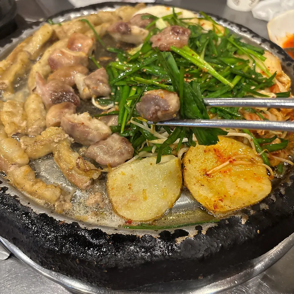 구워진 한우막창 한 점