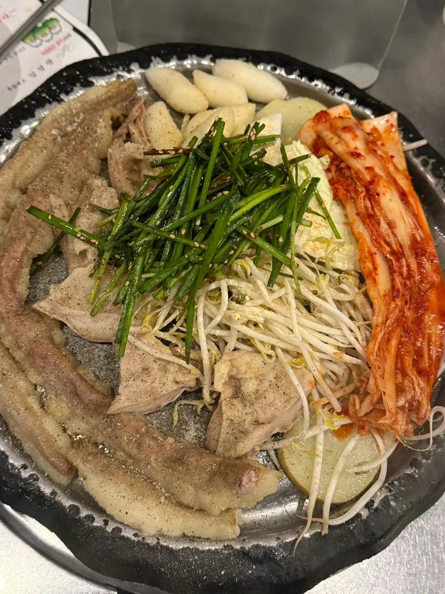 Gopchang, rice cake, and potato grilling on the pan