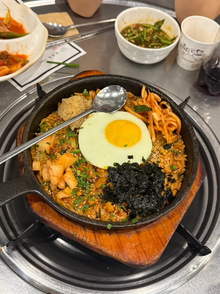 Kkakdugi onion fried rice cooking on the grill