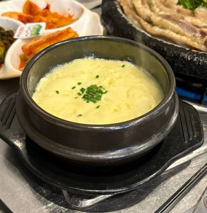 기본 사이드로 나온 뜨끈한 계란찜
