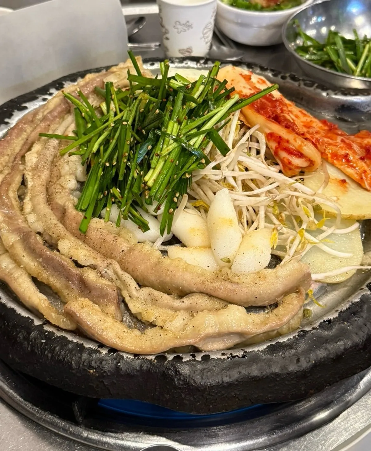 불판 위에 올린 한우곱창과 야채