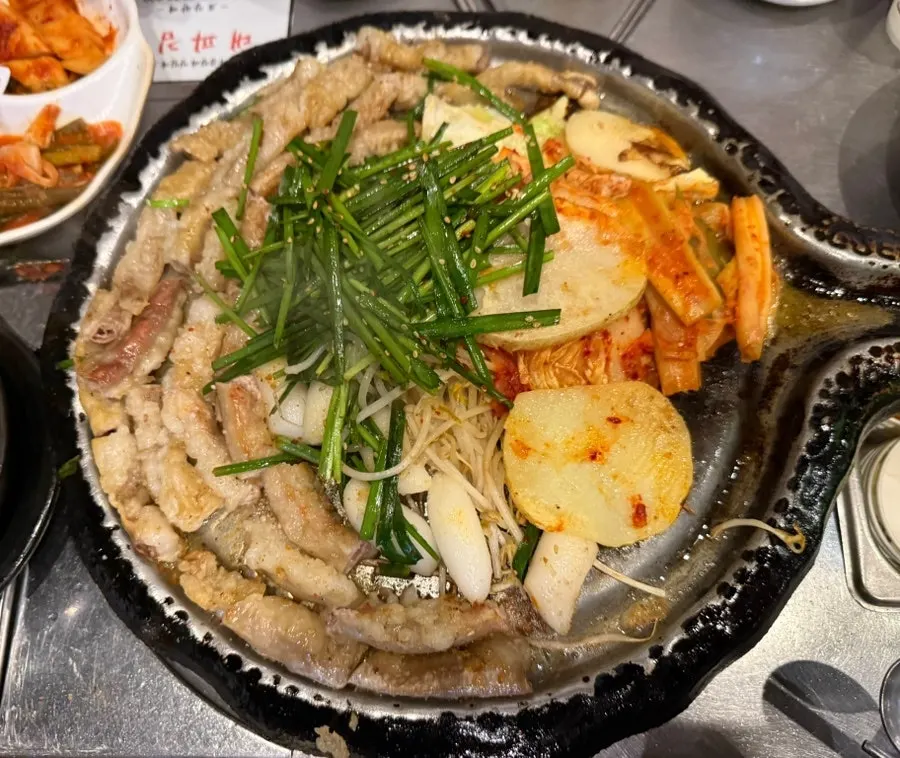 4명이서 주문한 한우곱창 6인분 한 판