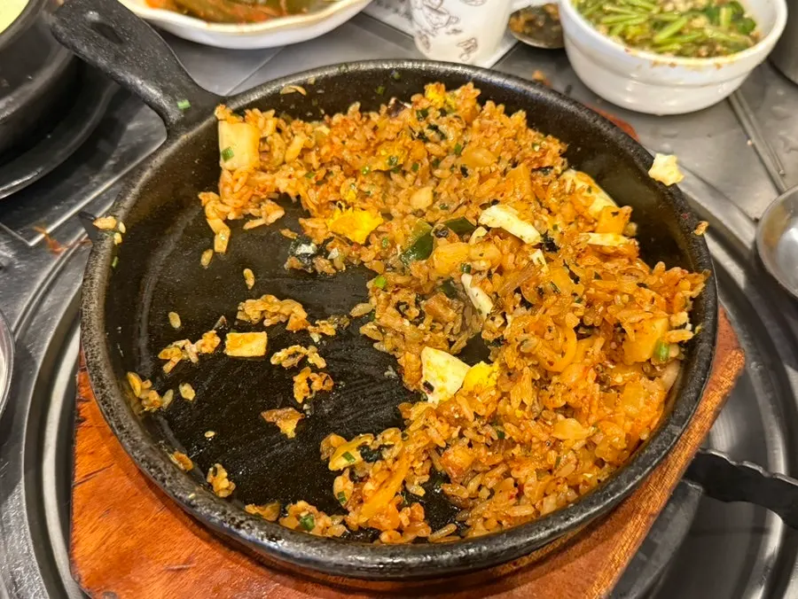 깍두기와 계란후라이를 섞어 먹는 깍두기 양밥