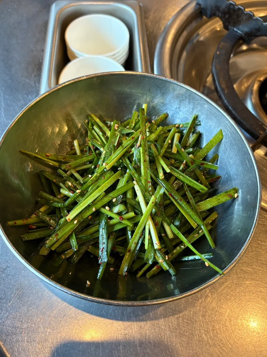 Basic side dish of seasoned chives and minari-garlic sauce