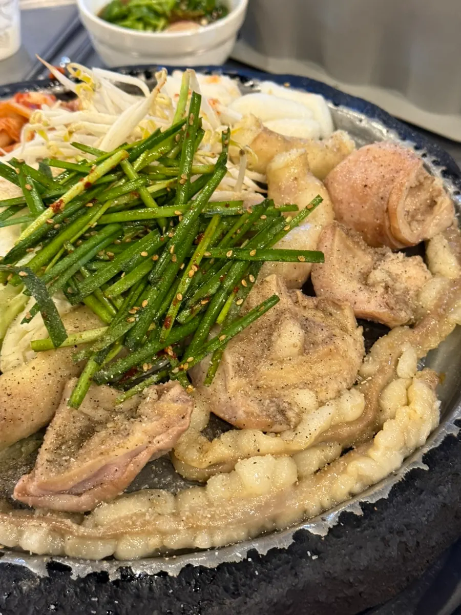 초벌된 한우곱창과 숙주 부추 올린 불판