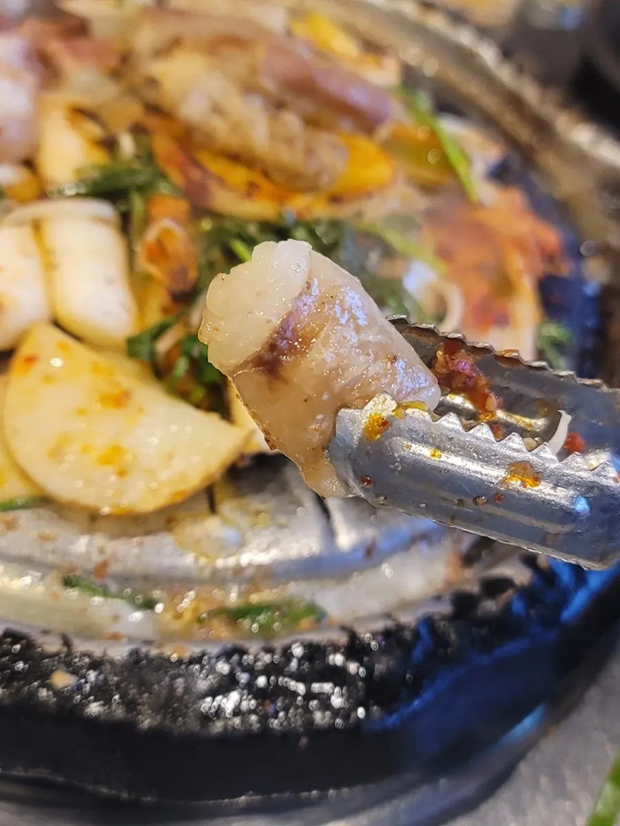 노릇하게 구워진 한우곱창 한 점
