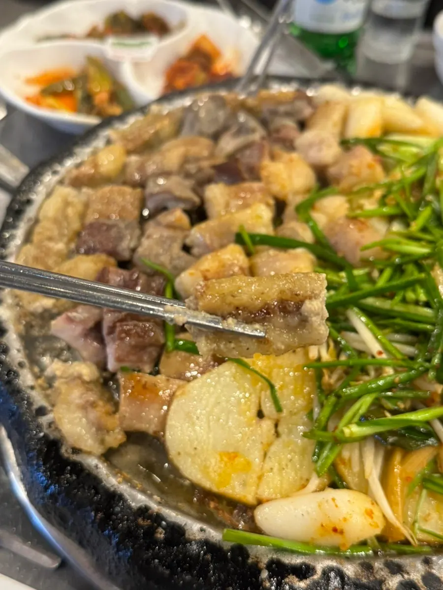 불판에 올린 한우곱창