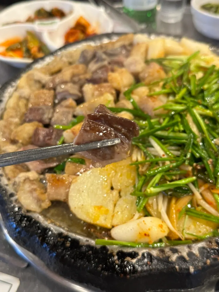 불판에 올린 한우막창
