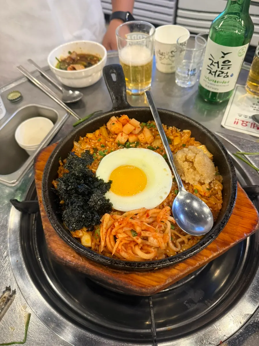 곱창과 대파김치를 함께 올린 한 입