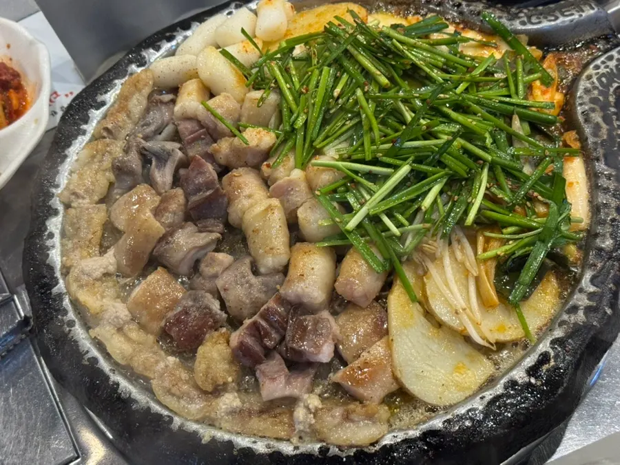 노릇하게 구워진 한우곱창 한 판