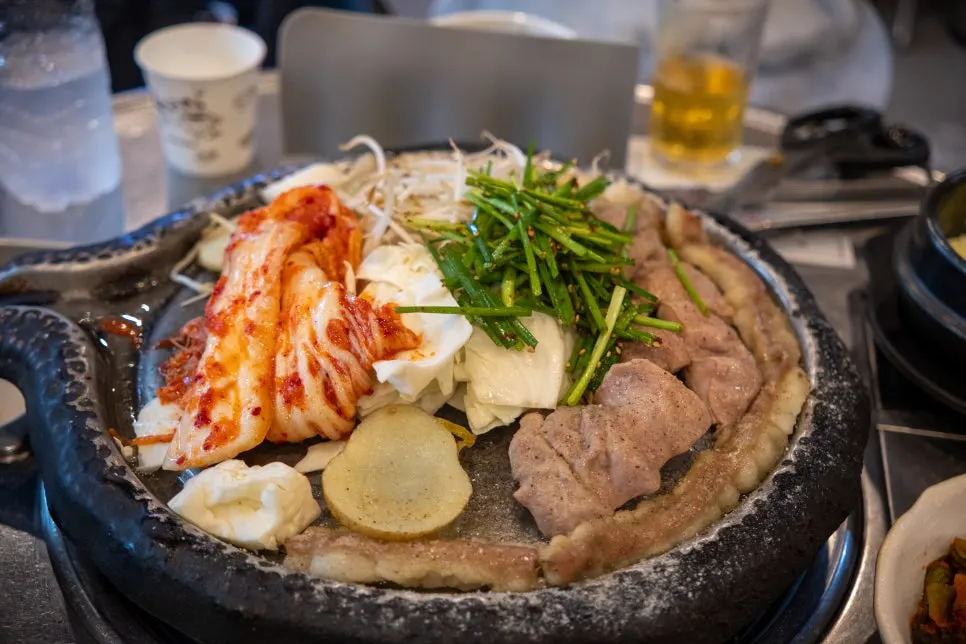 Beef gopchang grilling on the plate at Jinseong Hanwoo Gopchang Sindang branch