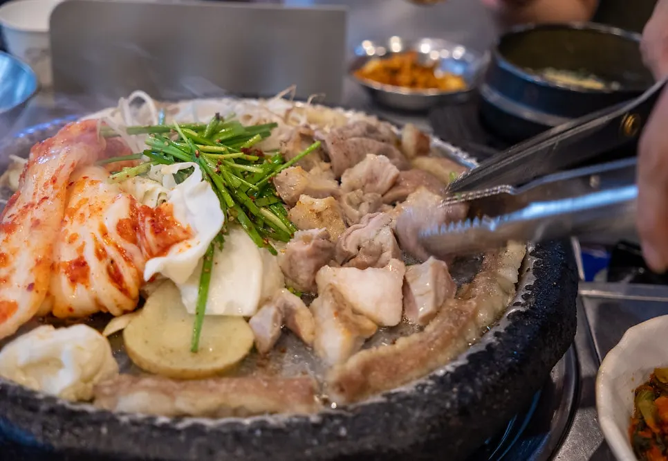 Kkakdugi-jeolim-maneul-yangbap mixed thoroughly