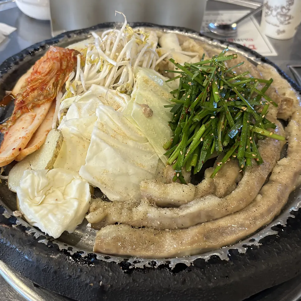 불판에 올린 한우곱창