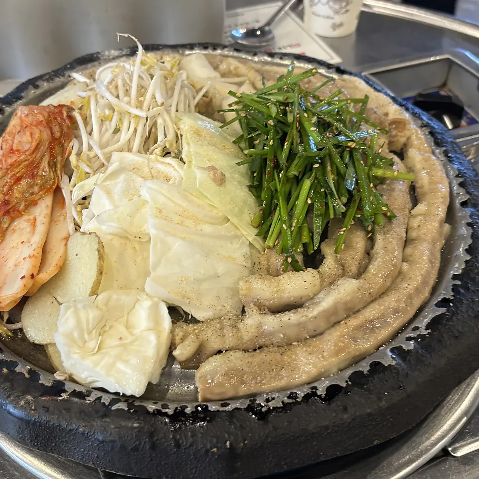 노릇하게 익어가는 곱창과 부추