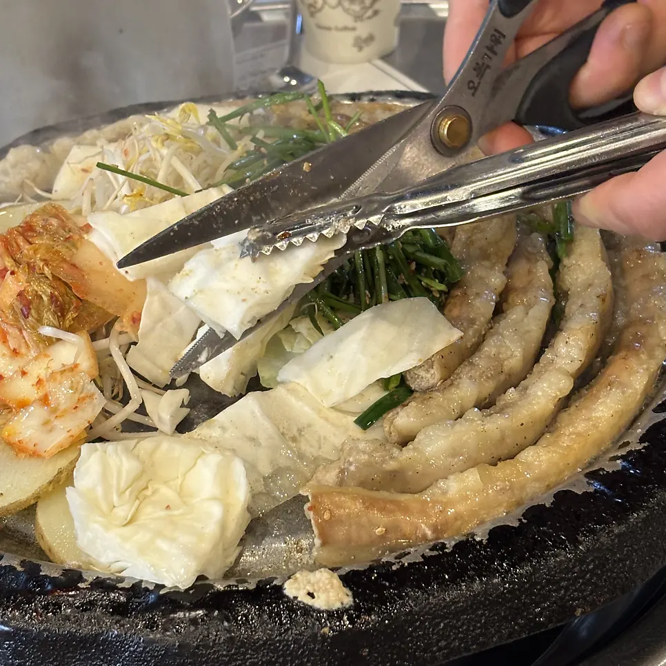 소스에 찍은 곱창 한 점