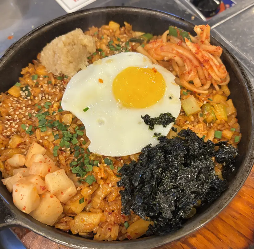 곱창과 김치를 곁들인 테이블 상차림