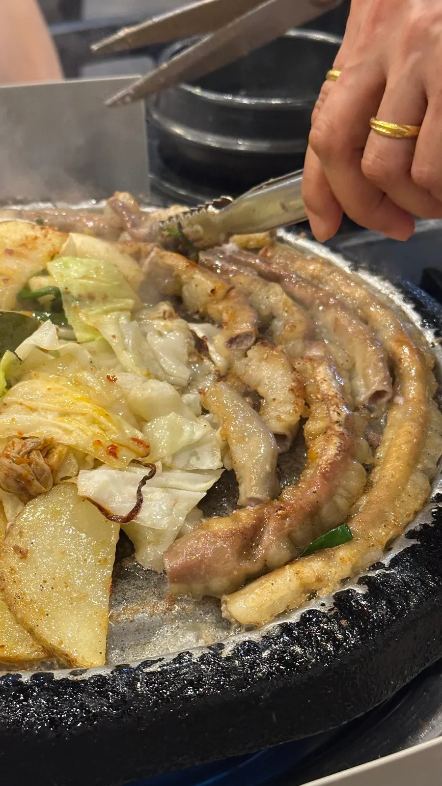 불판에 올라간 한우곱창 3인분