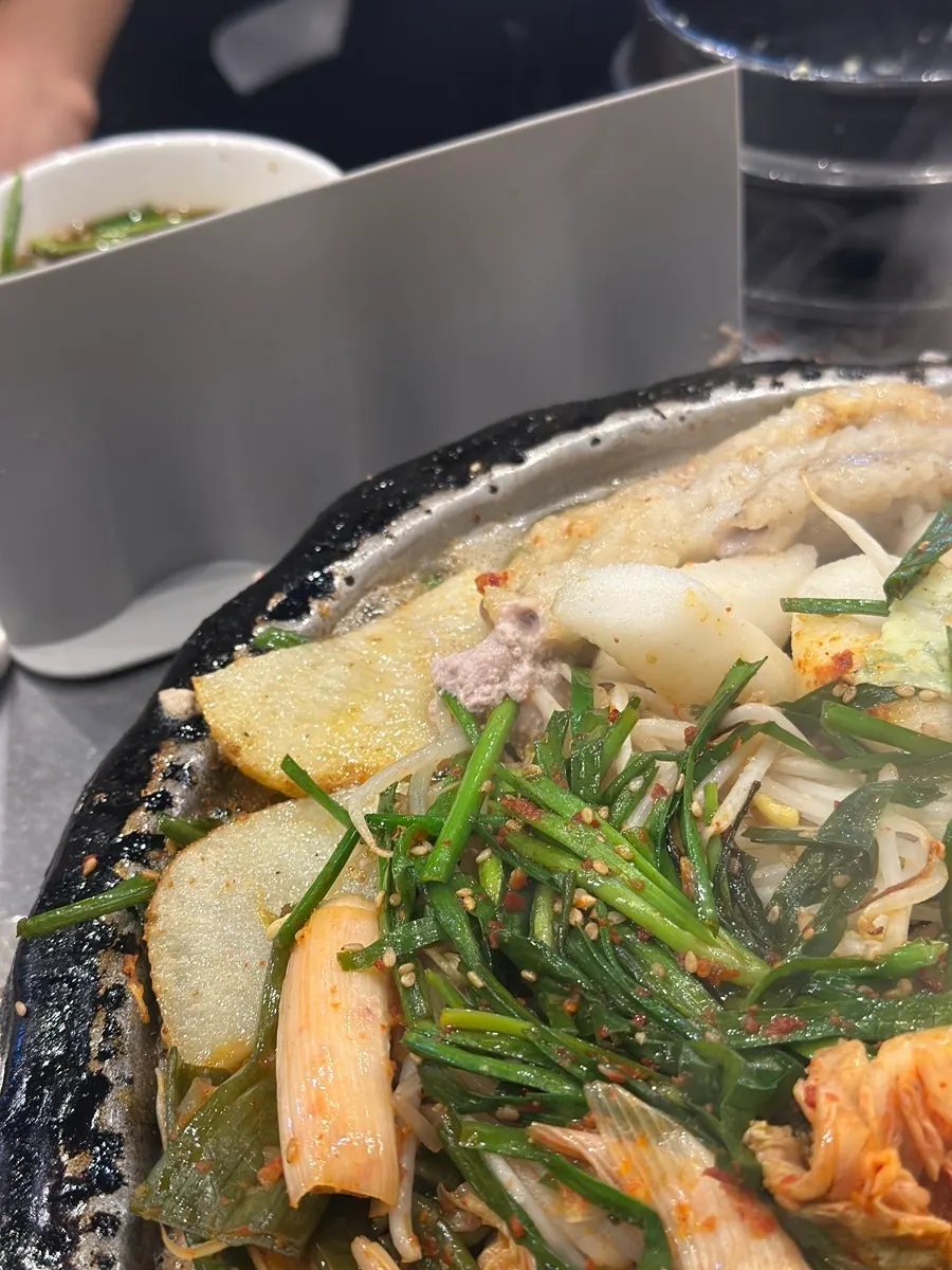 굽기 전 접시에 담긴 한우곱창