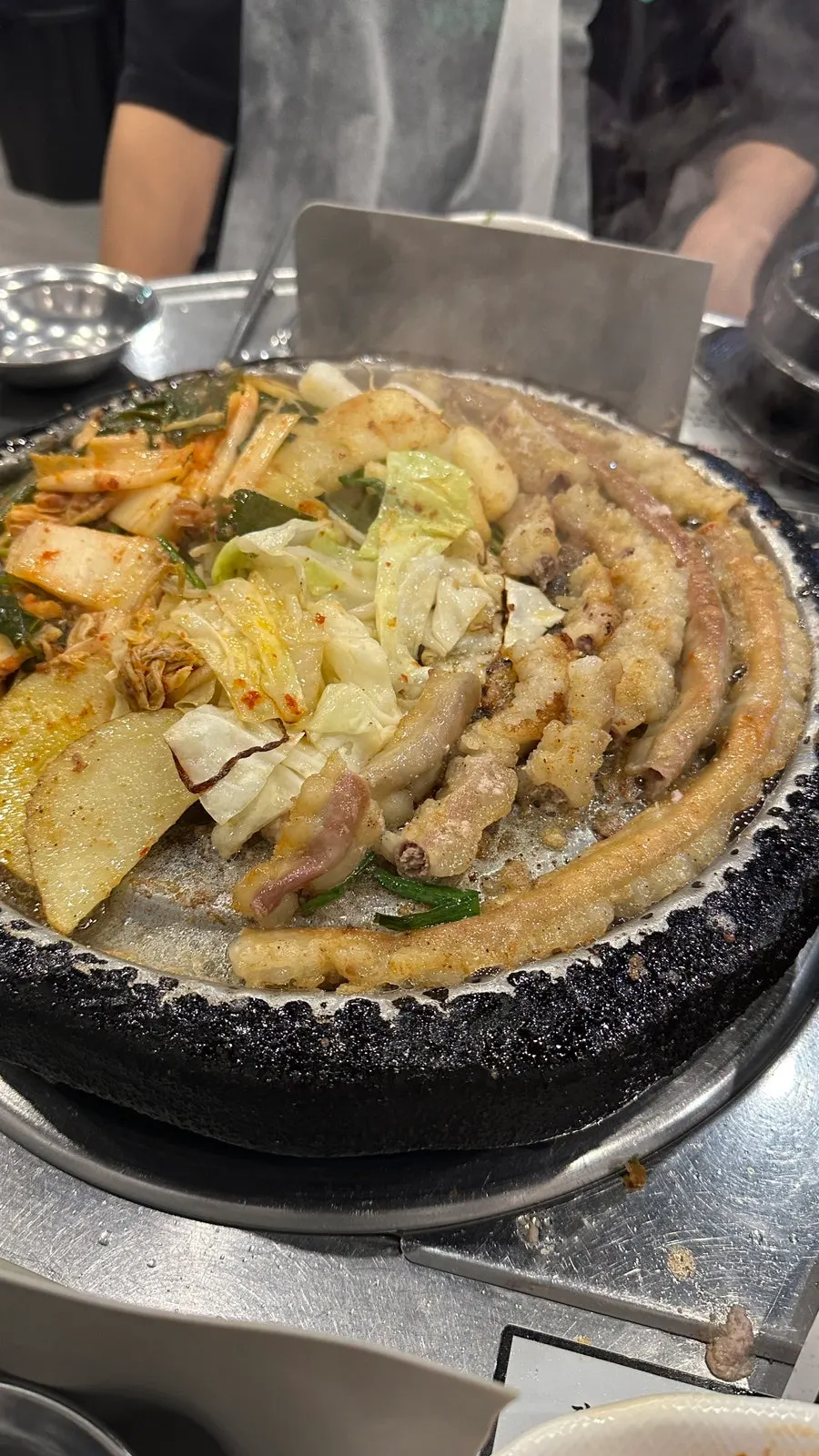 직원이 곱창을 구워 잘라주는 불판