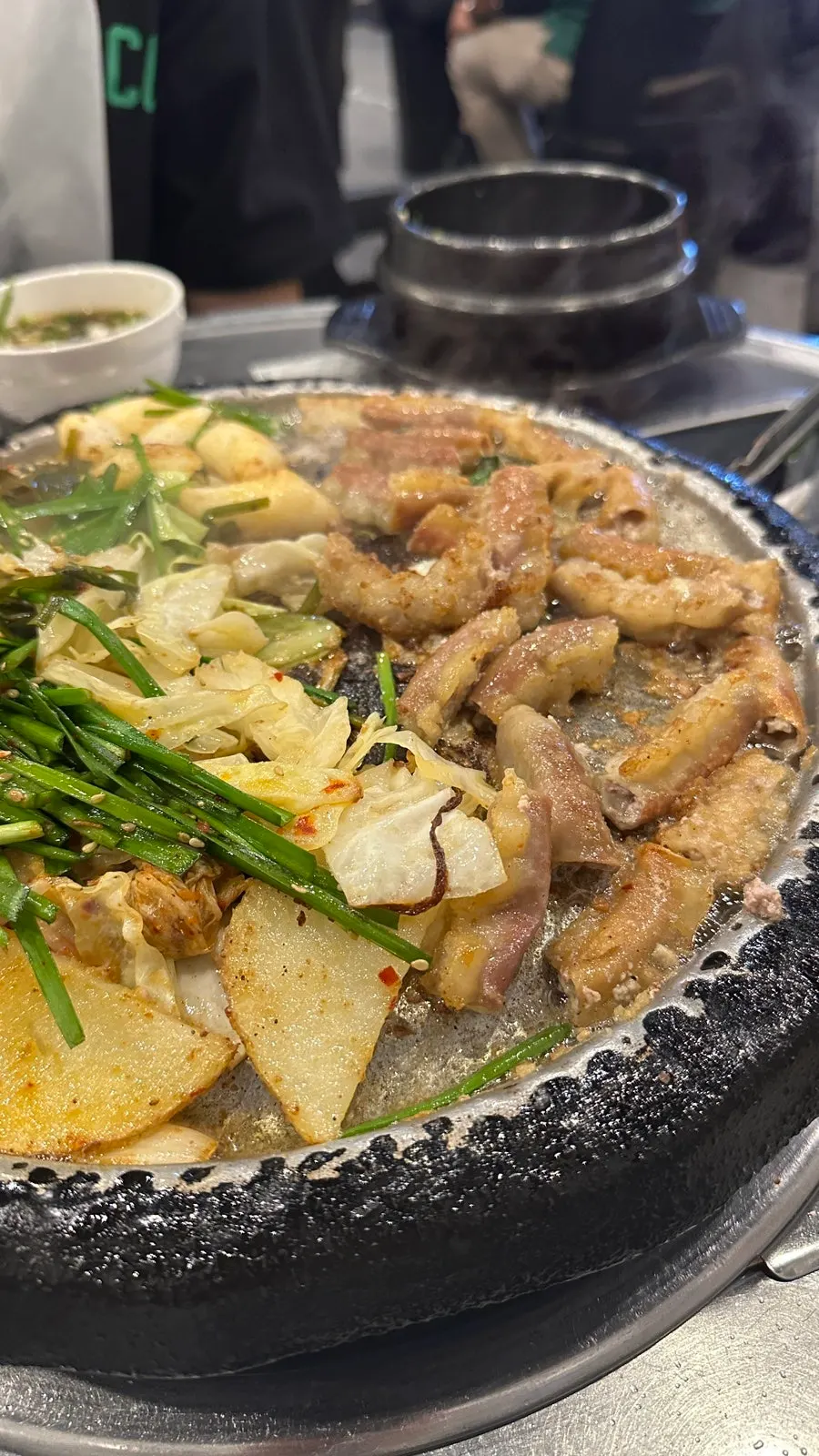 불판 가득 익은 곱창과 야채
