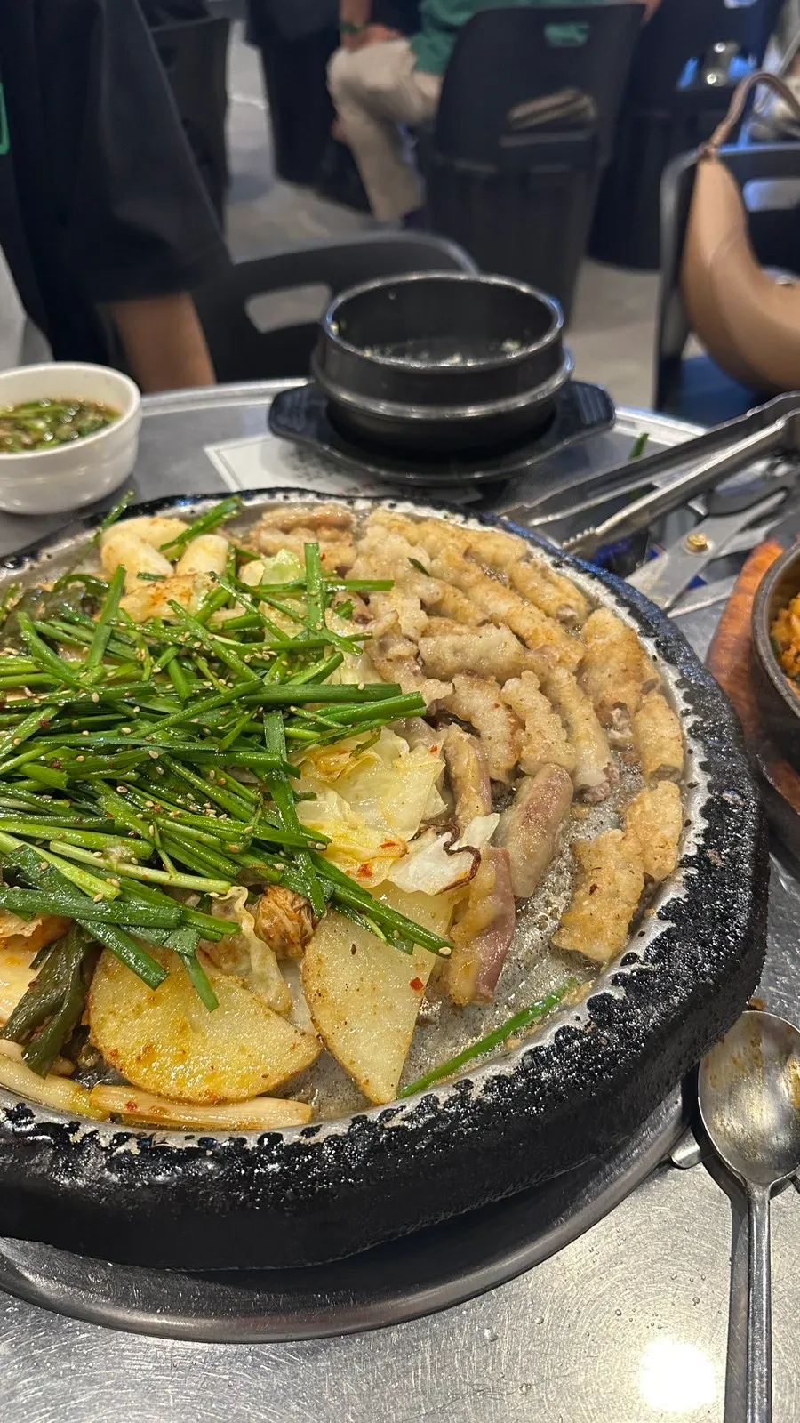 알맞게 구워진 곱창이 올라간 불판