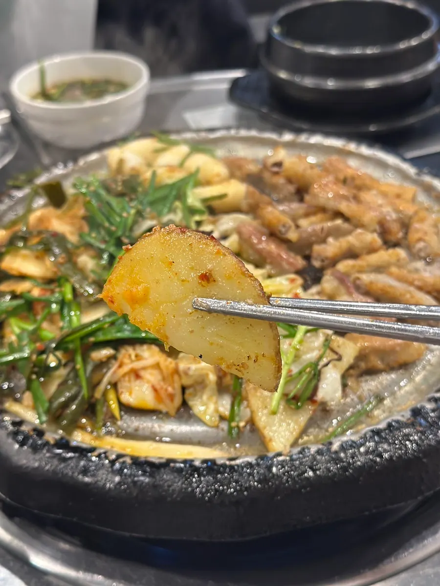 하나씩 집어 먹는 구이 중인 곱창