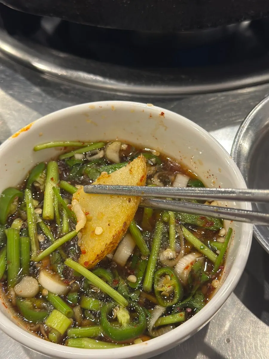 소스에 푹 찍어 먹는 한우곱창