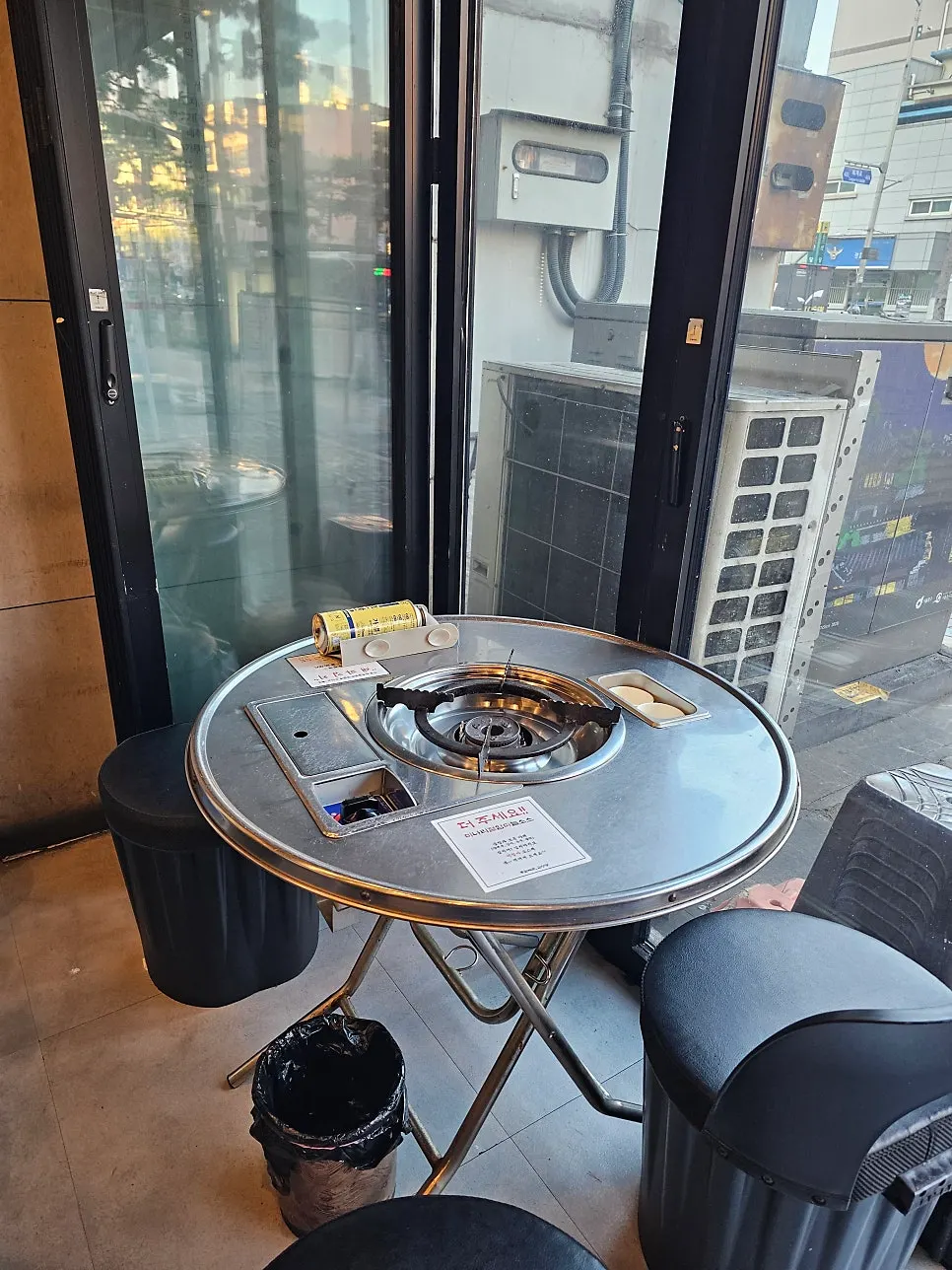 폴딩도어를 열어둔 창가 테이블