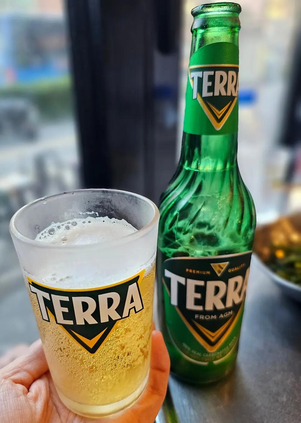 시원하게 따라 놓은 생맥주 한 잔