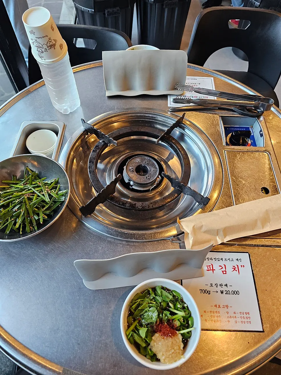 기본 상차림과 실리콘 기름 가림막을 붙인 불판