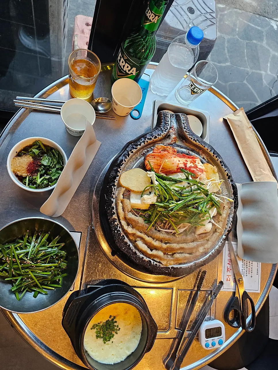 야채와 함께 불판에 올린 한우곱창 2인분