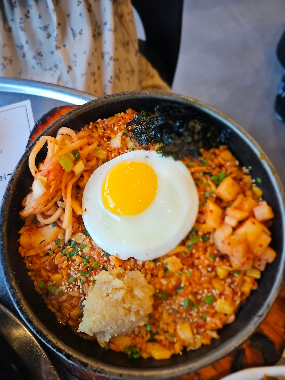 미나리 마늘 소스에 찍은 곱창 한 점