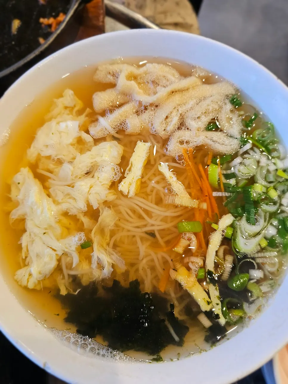 깍두기와 절임마늘을 올린 깍두기양밥