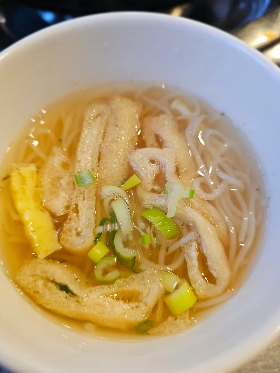 멸치육수 잔치국수와 개인 그릇