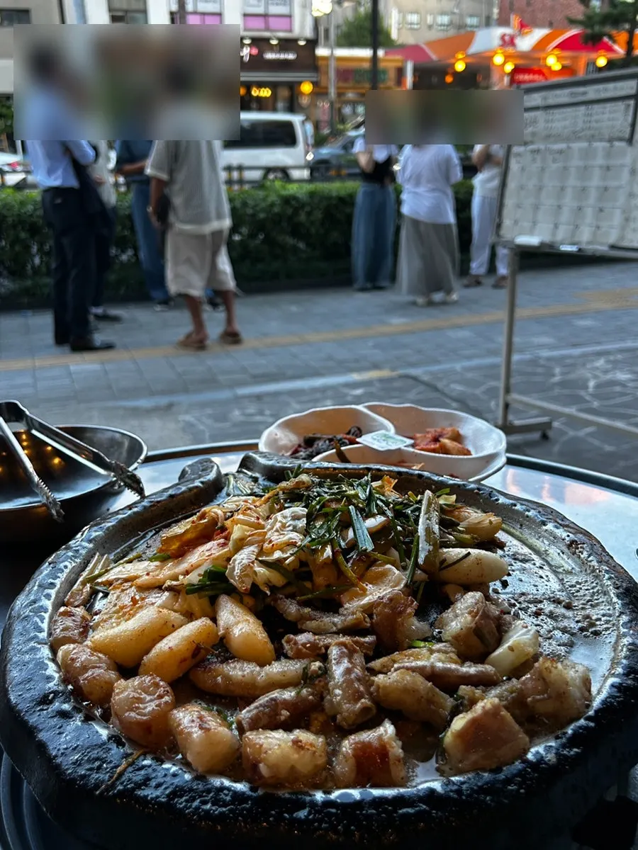 烤盤上烤製的大蔥泡菜與蔬菜