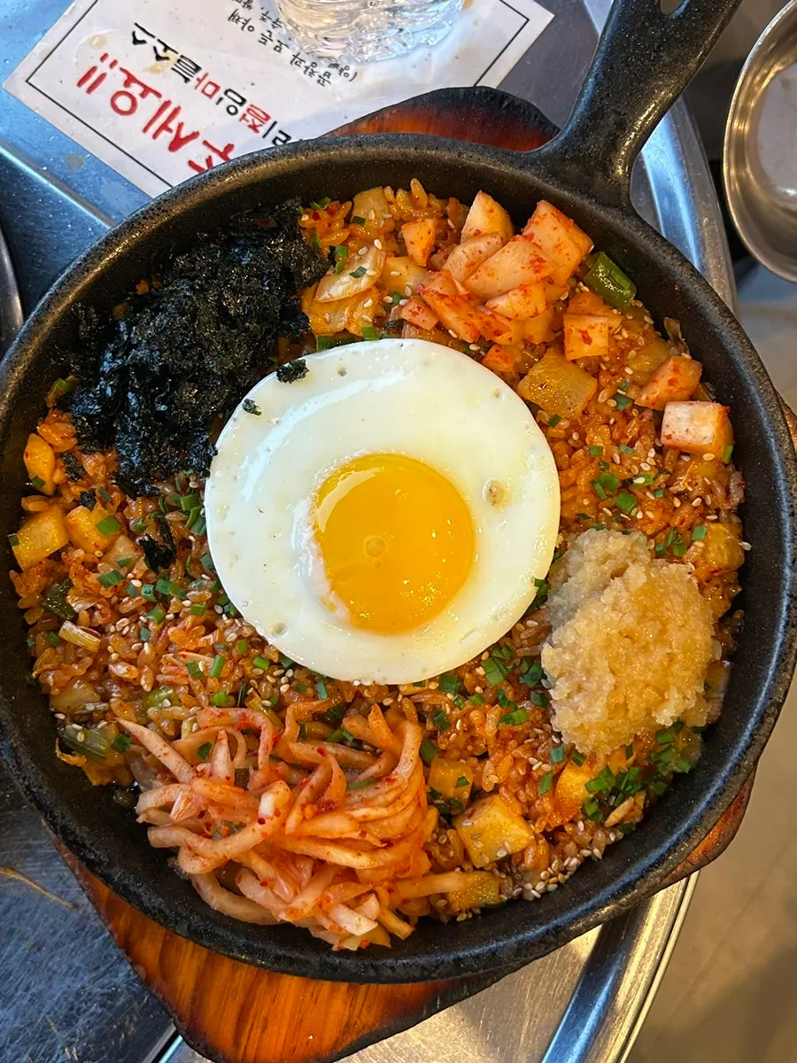 放了滿滿蒜末的蘿蔔泡菜炒飯